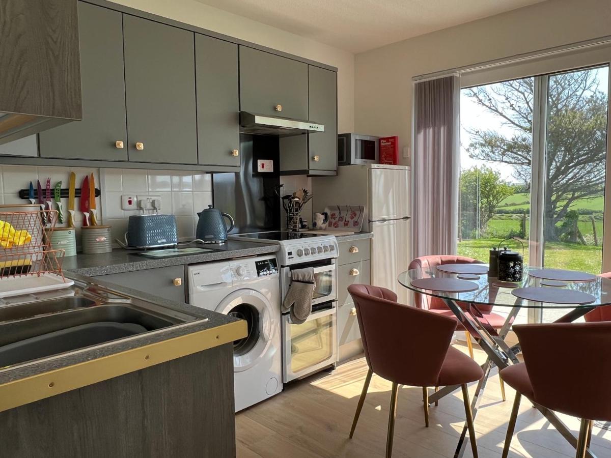 Valley View Self-Catering Coastal Bungalow In Rural West Wight Freshwater Ngoại thất bức ảnh