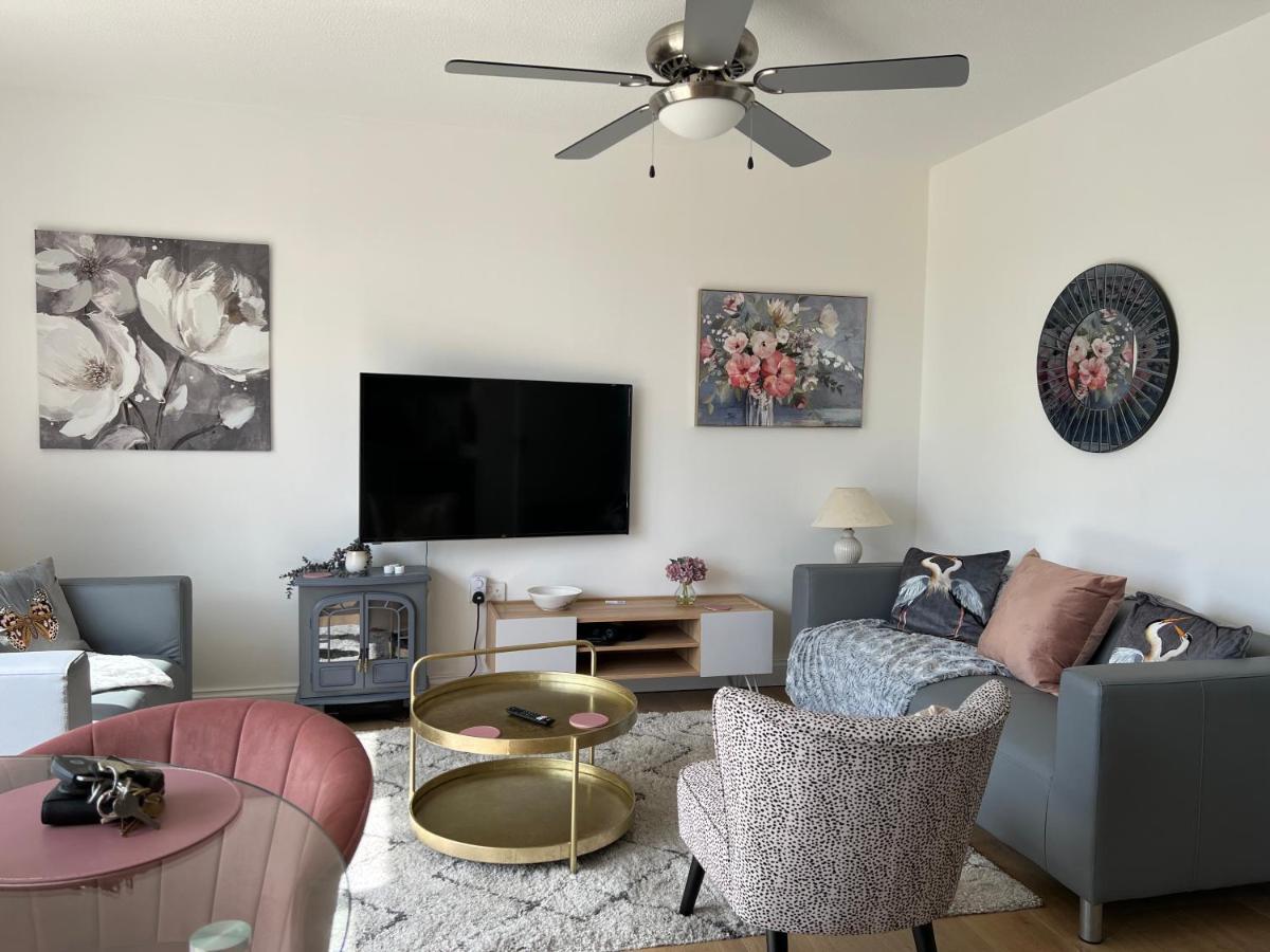 Valley View Self-Catering Coastal Bungalow In Rural West Wight Freshwater Ngoại thất bức ảnh